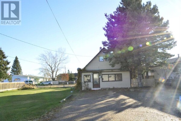 Photo 2 - FrontYard - 5020 53 Avenue, Grimshaw, AB T0H1W0