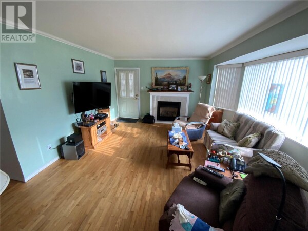 Photo 3 - LivingRoom - 449 Conklin Avenue, Penticton, BC V2A2T3