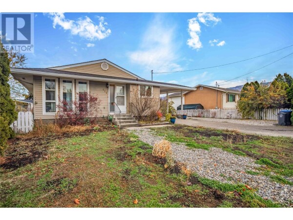 Photo 2 - Backyard - 170 Mars Road, Kelowna, BC V1Y8E7