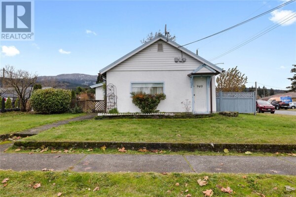 Photo 2 - FrontYard - 940 4th Ave, Ladysmith, BC V9G1B4