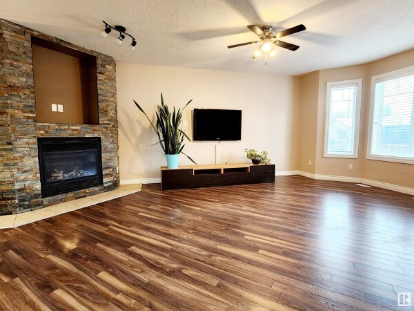 Photo 2 - LivingRoom - 11328 86 ST NW, Edmonton, AB T5B3J1