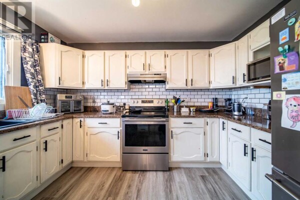 Photo 2 - Kitchen - 1929 5 Avenue, Wainwright, AB T9W1J3