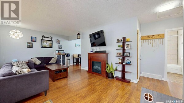 Photo 3 - LivingRoom - 134 MONTREAL STREET N, Regina, SK S4R2S7