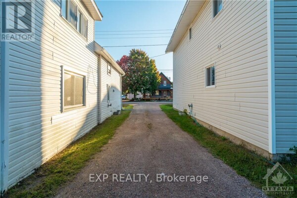 Photo 2 - Backyard - 593 B HAMILTON STREET W, Laurentian Valley, ON K8A6P3