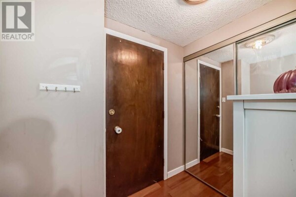 Photo 3 - Bathroom - 1, 3511 15 Street SW, Calgary, AB T2T4A4