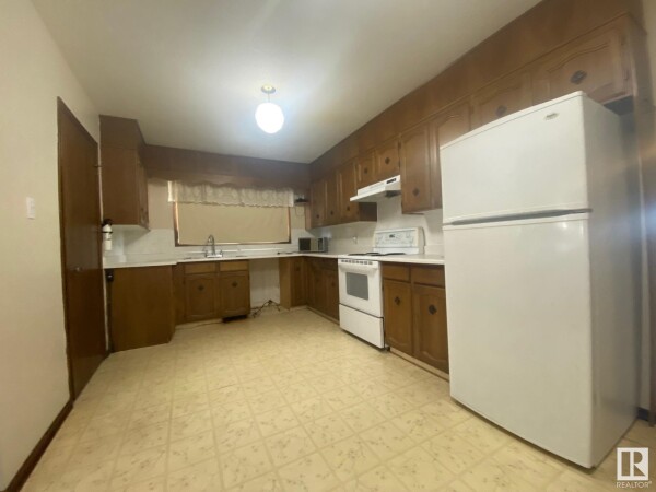 Photo 3 - Kitchen - 4020 53 ST, Wetaskiwin, AB T9A1P6