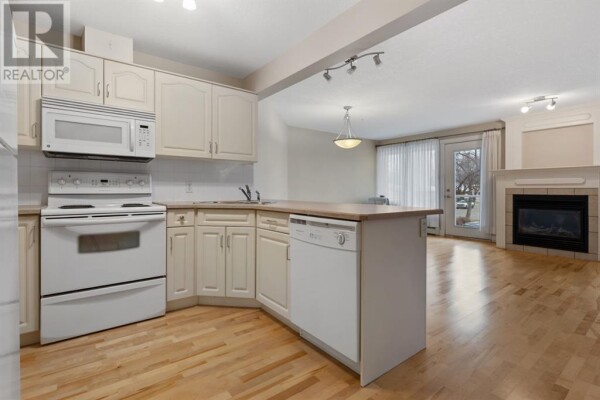 Photo 3 - Kitchen - 208, 5419 49 Avenue, Camrose, AB T4V0N6