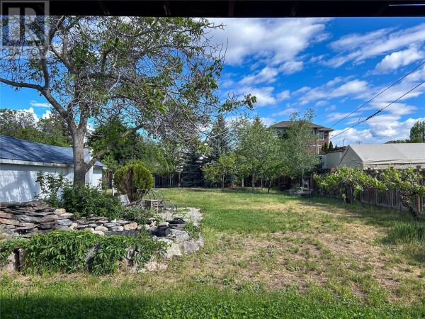 Photo 2 - Backyard - 325 Nelson Avenue, Penticton, BC V2A2L1