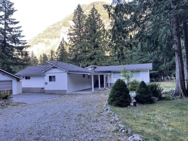 Photo 1 - Backyard - 19552 SILVER SKAGIT ROAD, Hope, BC V0X1L2