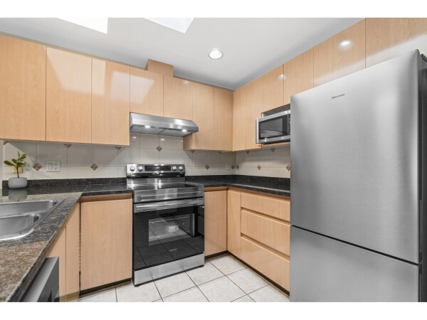 Photo 2 - Kitchen - 413 8115 121A STREET, Surrey, BC V3W1J2