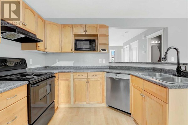 Photo 3 - Kitchen - 18 Pinnacle Avenue, Grande Prairie, AB T8W2W6