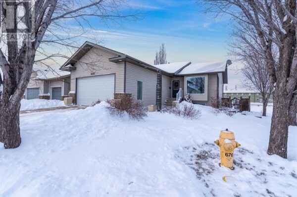 Photo 1 - FrontYard - 6002 24 Street, Lloydminster, AB T9V3J5