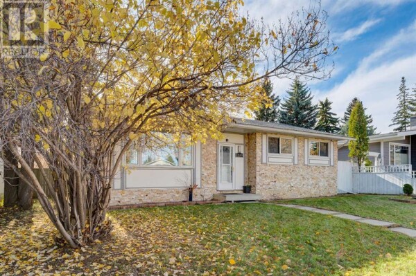 Photo 2 - Backyard - 11140 Braeside Drive SW, Calgary, AB T2W1C3