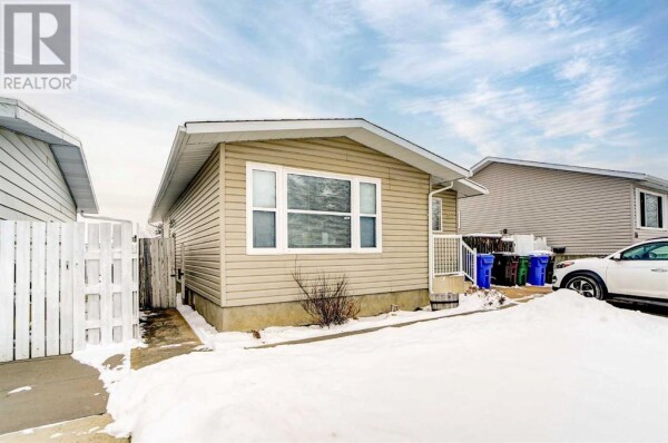 Photo 2 - Backyard - 51 Trent Road W, Lethbridge, AB T1K4N1