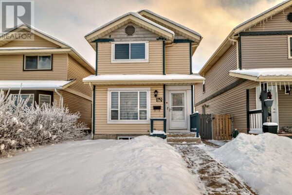 Photo 1 at 195 Castleridge Drive NE, Calgary, AB T3J1P6