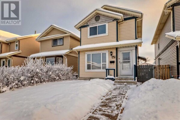 Photo 2 at 195 Castleridge Drive NE, Calgary, AB T3J1P6