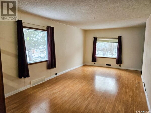 Photo 3 - LivingRoom - 461 2nd AVENUE NW, Swift Current, SK S9H0P8