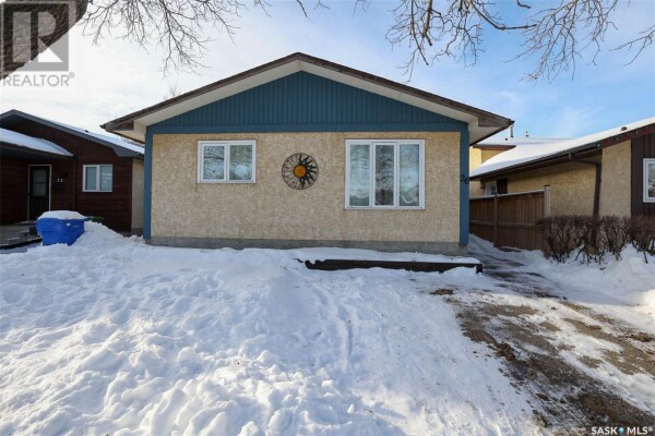 Photo 2 - FrontYard - 26 Carter CRESCENT, Regina, SK S4X2C7