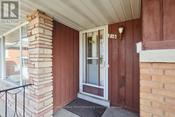 Photo 2 at 816 DICKENS AVENUE, Ottawa, ON K1G2X8