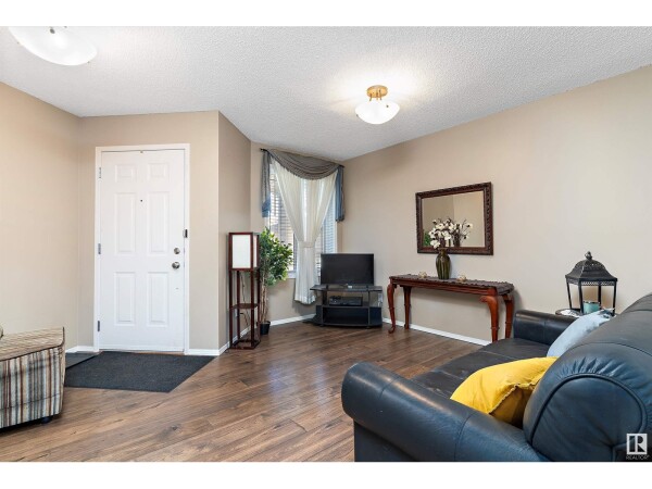 Photo 3 at 21027 92 AV NW, Edmonton, AB T5T6X2