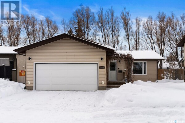 Photo 1 - FrontYard - 1110 Flexman CRESCENT N, Regina, SK S4X2Y8