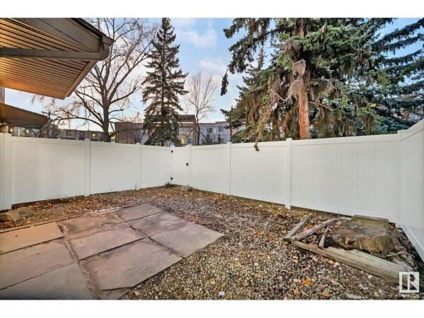 Photo 3 - Backyard - 21E MEADOWLARK VG NW, Edmonton, AB T5R5X3