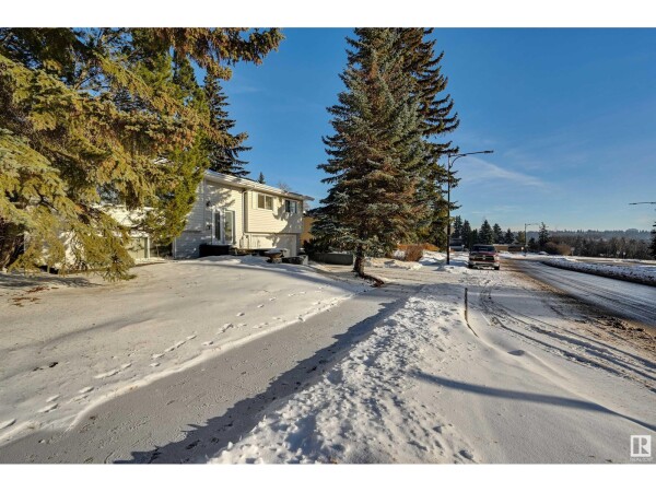 Photo 2 at 13616 BUENA VISTA RD NW, Edmonton, AB T5R5R6