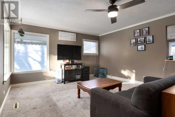 Photo 2 - LivingRoom - 30 4th Avenue SE, High River, AB T1V1G3