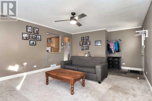 Photo 3 - LivingRoom - 30 4th Avenue SE, High River, AB T1V1G3