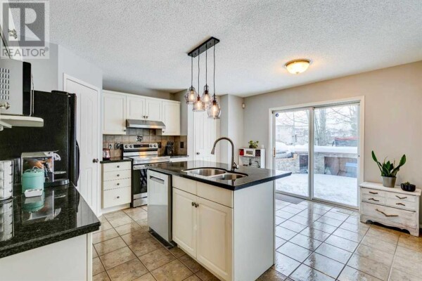 Photo 3 - Kitchen - 559 Douglas Glen Boulevard SE, Calgary, AB T2Z2W1