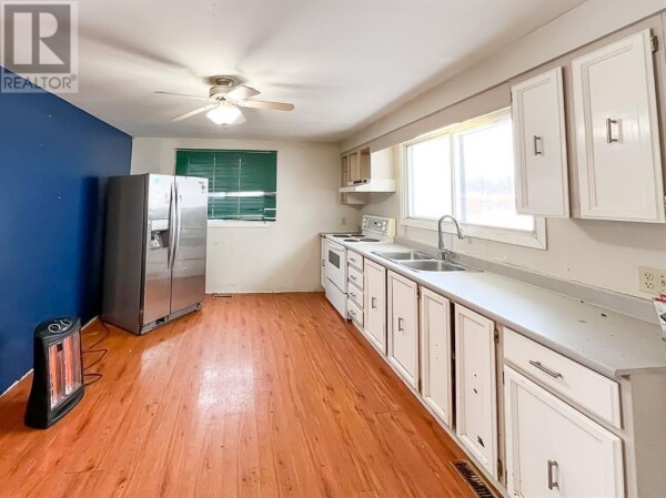 Photo 3 - Kitchen - 4945 60 Avenue, High Prairie, AB T0G1E0