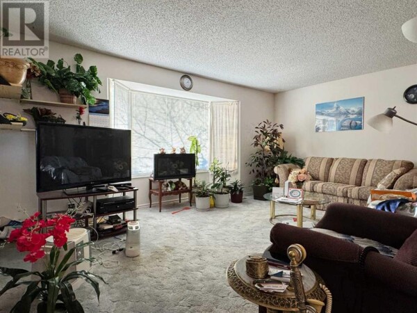 Photo 3 - LivingRoom - 18 Sheridan Place W, Lethbridge, AB T1K4M8