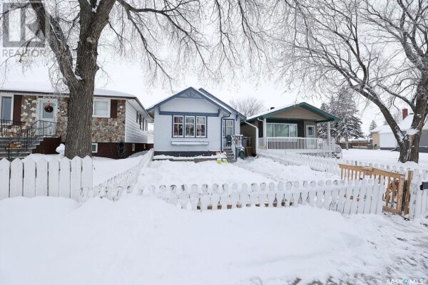 Photo 2 - FrontYard - 2077 Elliott STREET, Regina, SK S4N3G8