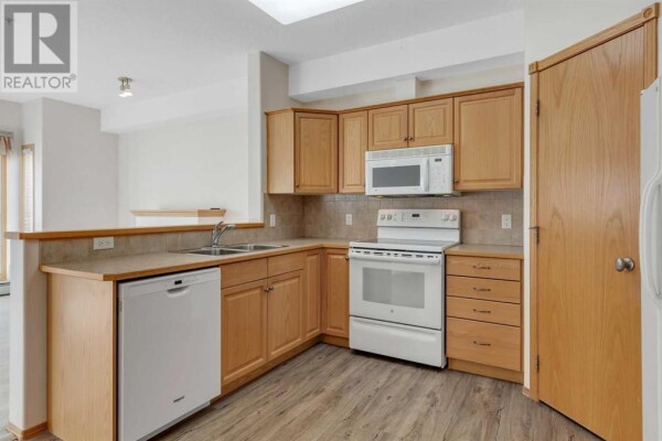 Photo 2 - Kitchen - 2253, 151 Country Village Road NE, Calgary, AB T3K5X5