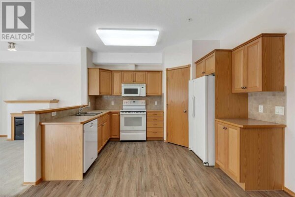 Photo 3 - Kitchen - 2253, 151 Country Village Road NE, Calgary, AB T3K5X5