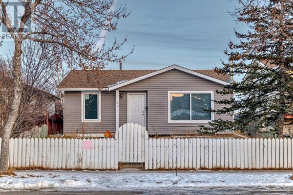 Photo 1 - FrontYard - 184 Castlebrook Drive NE, Calgary, AB T3J1V7