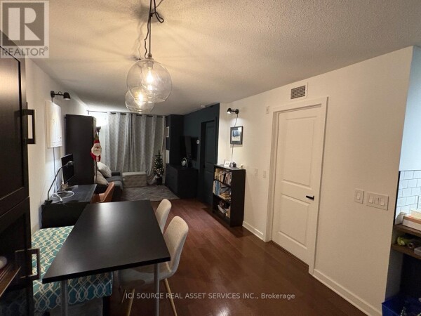 Photo 2 - LivingRoom - 302 138 SOMERSET STREET W, Ottawa, ON K2P0A3