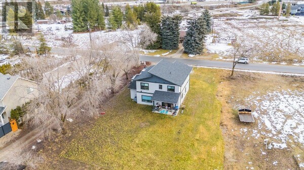 Photo 3 - Backyard - 929 WATERLOO Crescent, Castlegar, BC V1N4M3