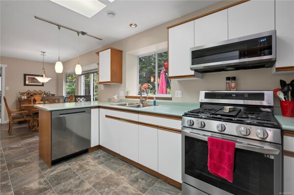 Photo 2 - Kitchen - 1570 Stag Rd, Campbell River BC V9W 6E4, Campbell River, BC V9W 6E4